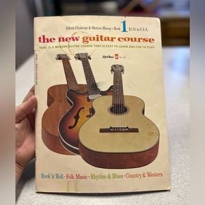 Vintage guitar Alfred d’auberge and Morton manus course book